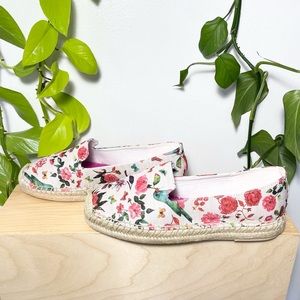 NWT size 7 floral print bohemian pink and white colorful bird flat loafers